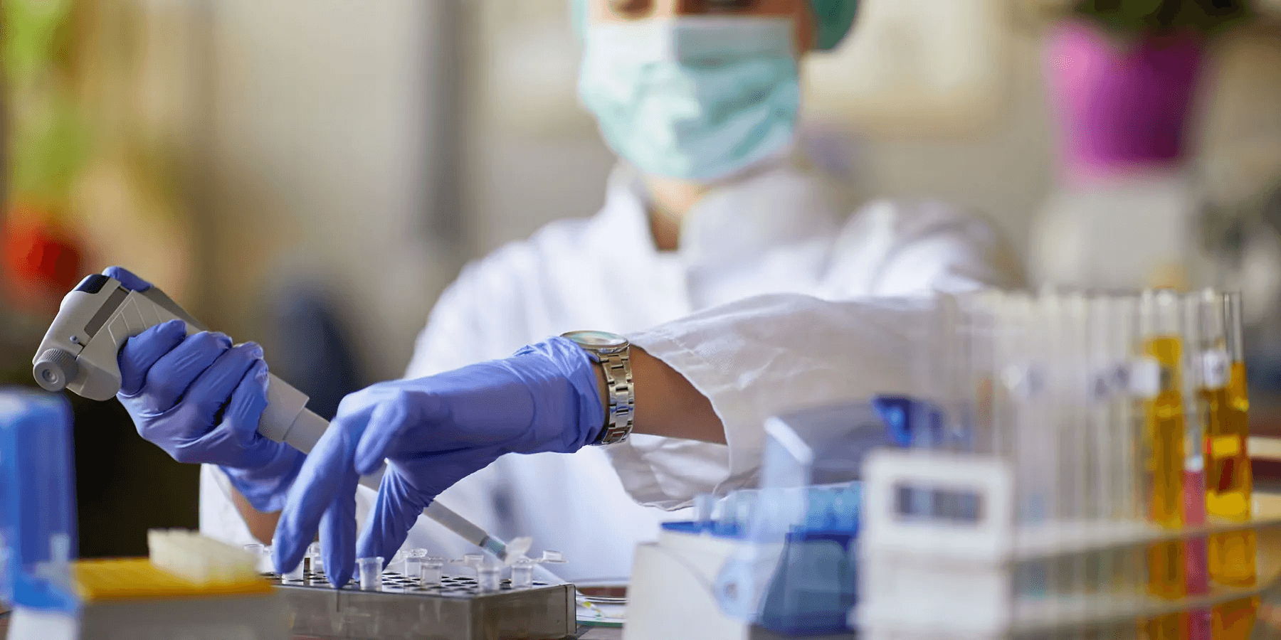 Investigador de laboratorio trabajando en investigación médica