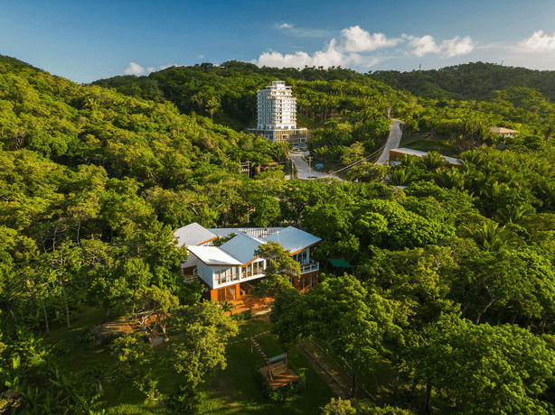 Un edificio de apartamentos de lujo en Próspera.
